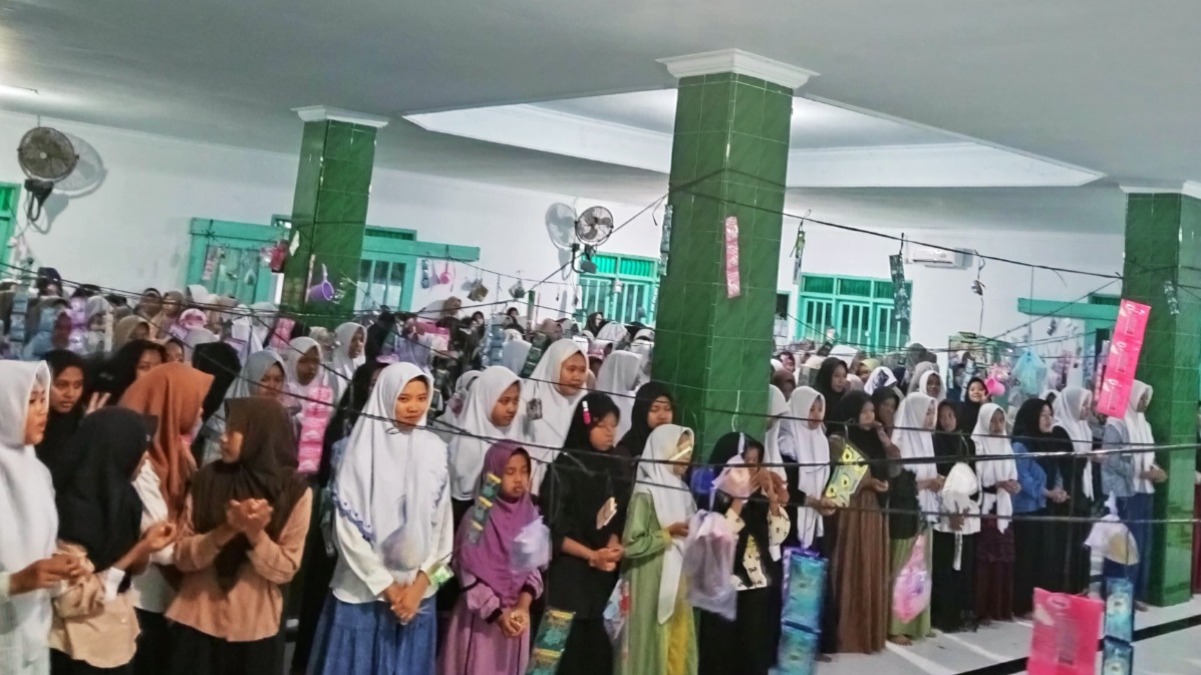 Semarak Maulid Nabi di Pondok Putri Al Falah Sumber Gayam, Tradisi Perebutan Barang Meriahkan Acara